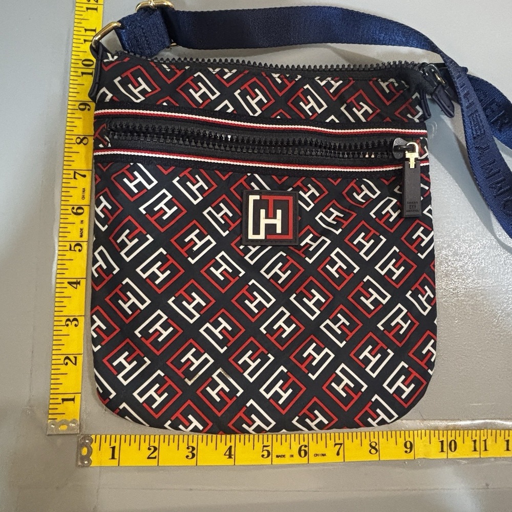 Tommy Hilfiger Crossbody Nylon Waterproof Sport purse Logo Bag Zip Pockets Clean
